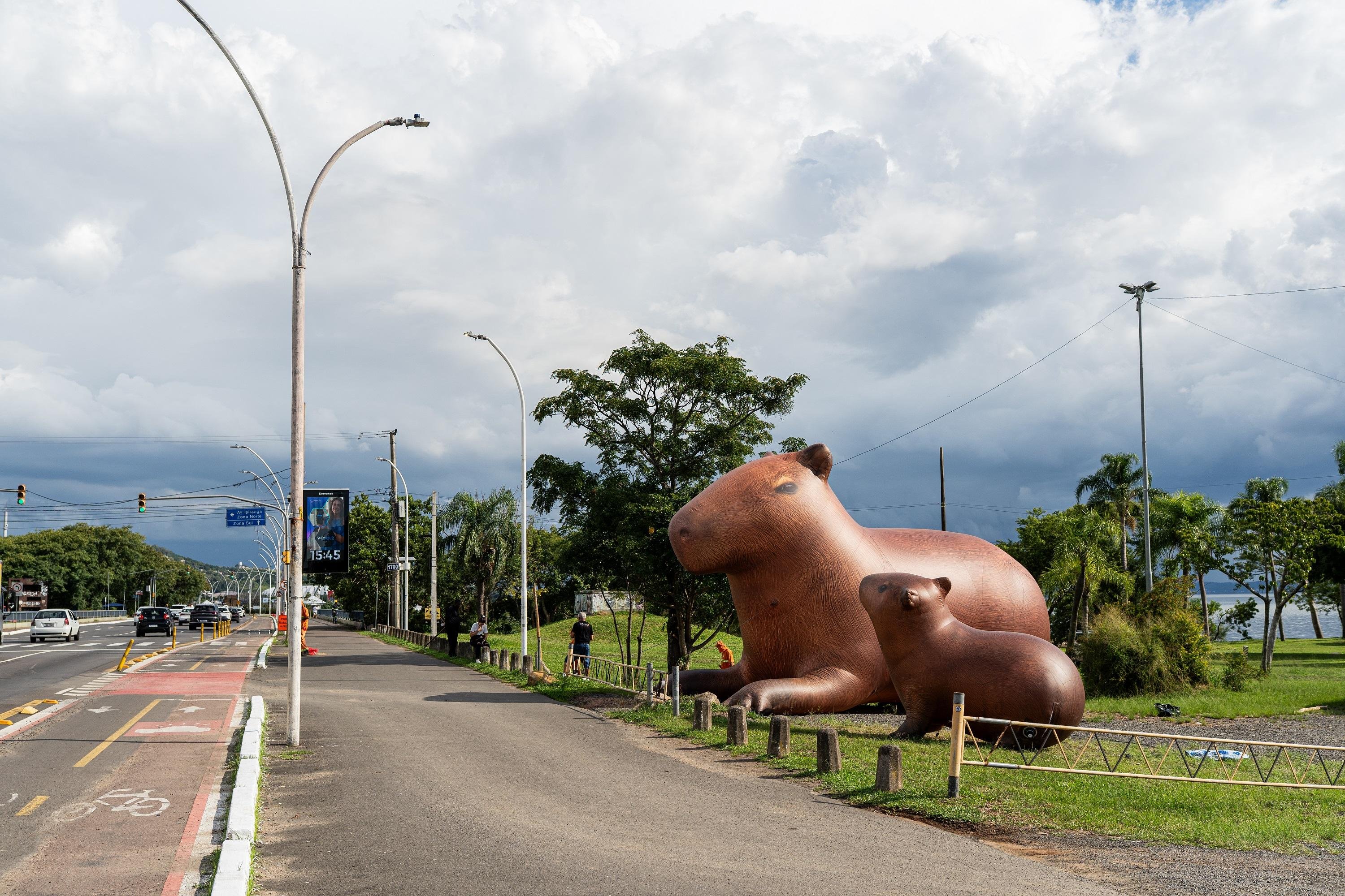 Escultura infl&aacute;vel de capivaras pode ser visitada at&eacute; o domingo (22) e &eacute; promovida pela Virada Sustent&aacute;vel Porto Alegre