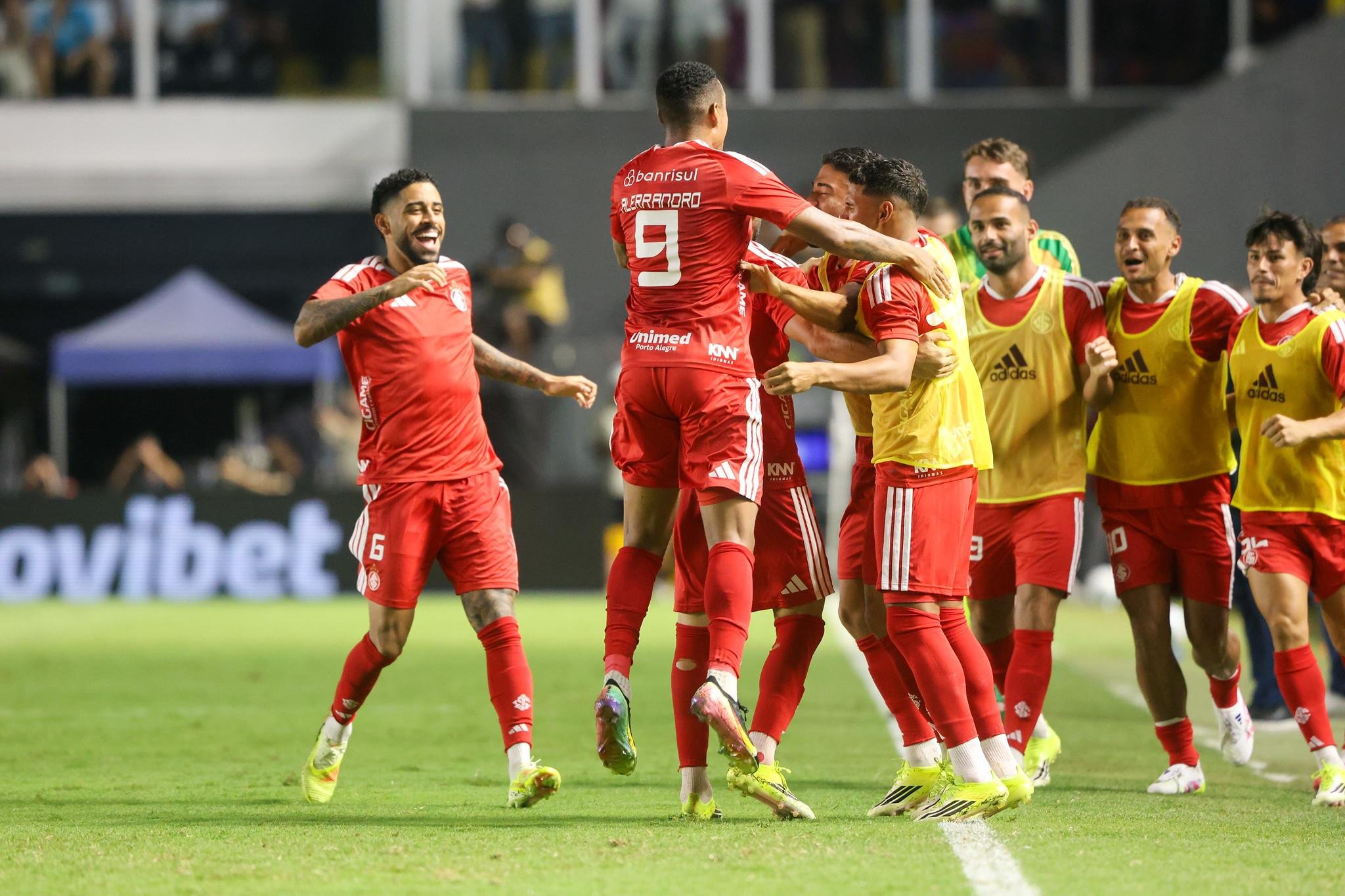 Time colorado comemorou na Vila Belmiro a sua primeira vit&oacute;ria no Brasileir&atilde;o