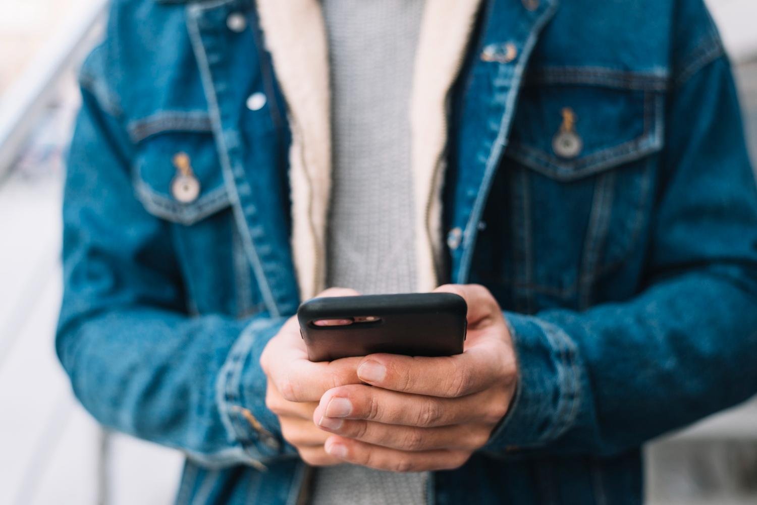 O Relat&oacute;rio Mundial da Felicidade &eacute; apoiado pela ONU e destaca o impacto das redes sociais no bem-estar