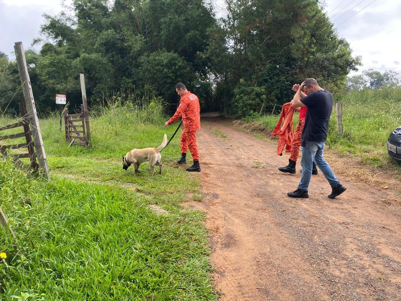 Policiais civis e bombeiros procuram corpos da fam&iacute;lia Aguiar em Gravata&iacute;