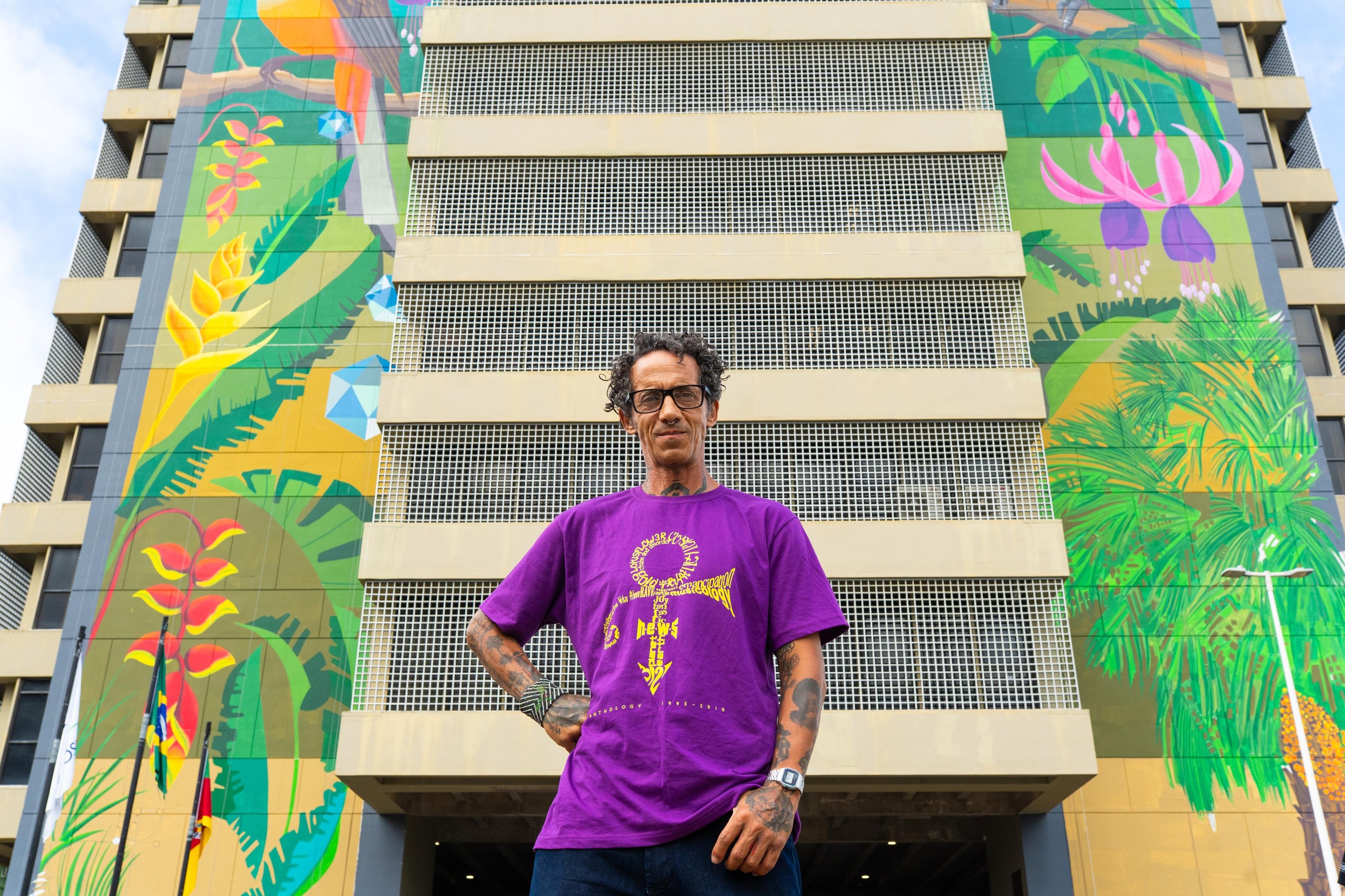 Mural Fauna e Flora, inaugurado no Foro Central I de Porto Alegre, foi assinado pelo artista Tio Trampo e destaca o sabi&aacute;-laranjeira, al&eacute;m do butiazeiro e do brinco-de-princesa, flor s&iacute;mbolo do Estado