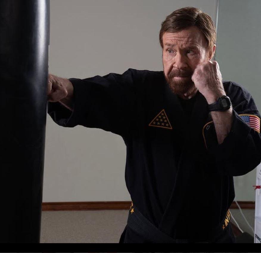 Chuck Norris em uma foto durante um treino, que est&aacute; postada no Instagram do artista