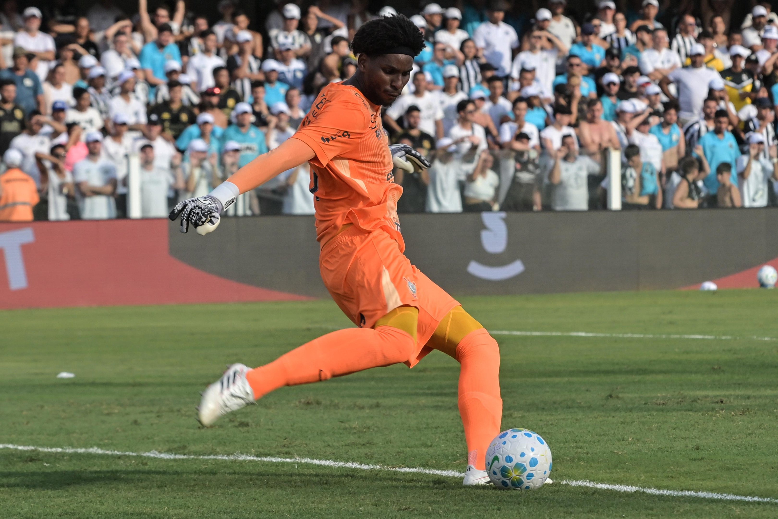 Hugo Souza &eacute; titular do Corinthians desde que chegou ao clube, em 2024