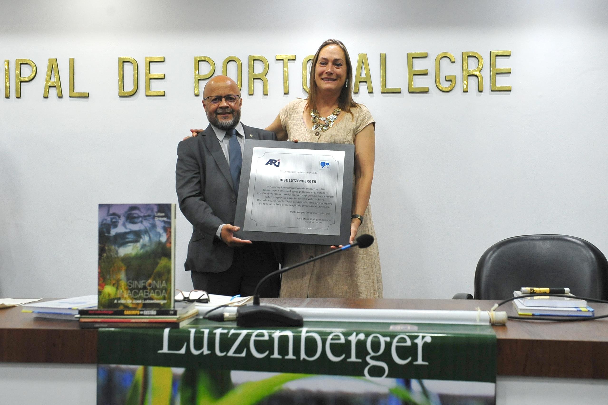 A honraria, promovida pela Associa&ccedil;&atilde;o Riograndense de Imprensa, ocorreu no audit&oacute;rio Ana Terra, da C&acirc;mara Municipal de Porto Alegre