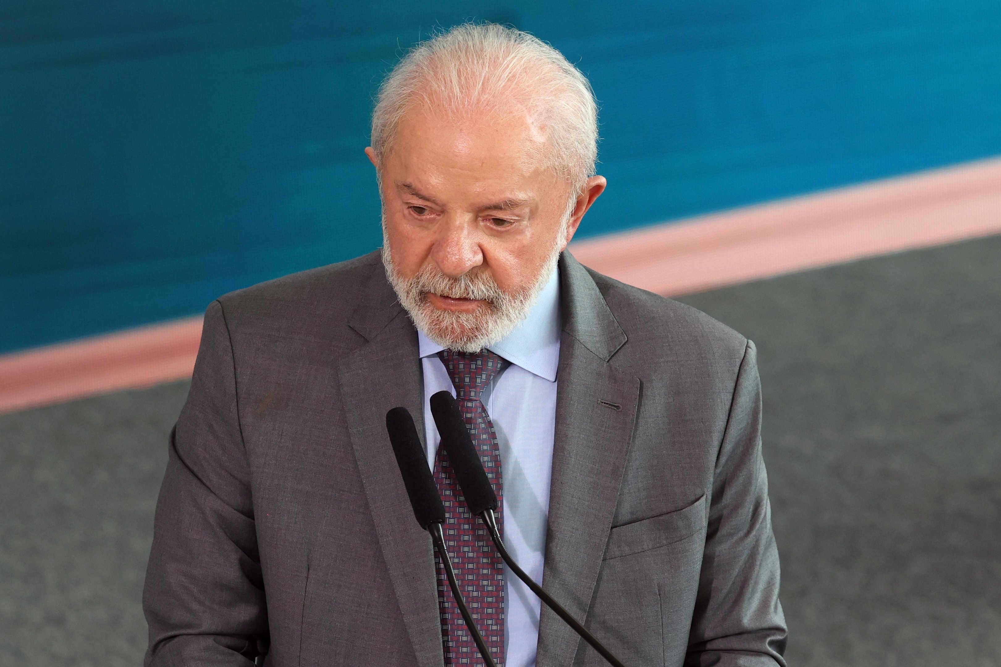 Lula sugere que Petrobras passe a ter estoque regulador de petr&oacute;leo