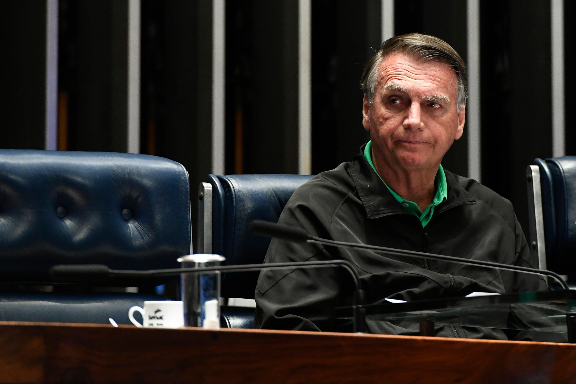 Segundo a ordem de Moraes, os armamentos relacionados aos crimes pelos quais Bolsonaro foi condenado devem ser encaminhados ao Comando de Opera&ccedil;&otilde;es Especiais do Ex&eacute;rcito