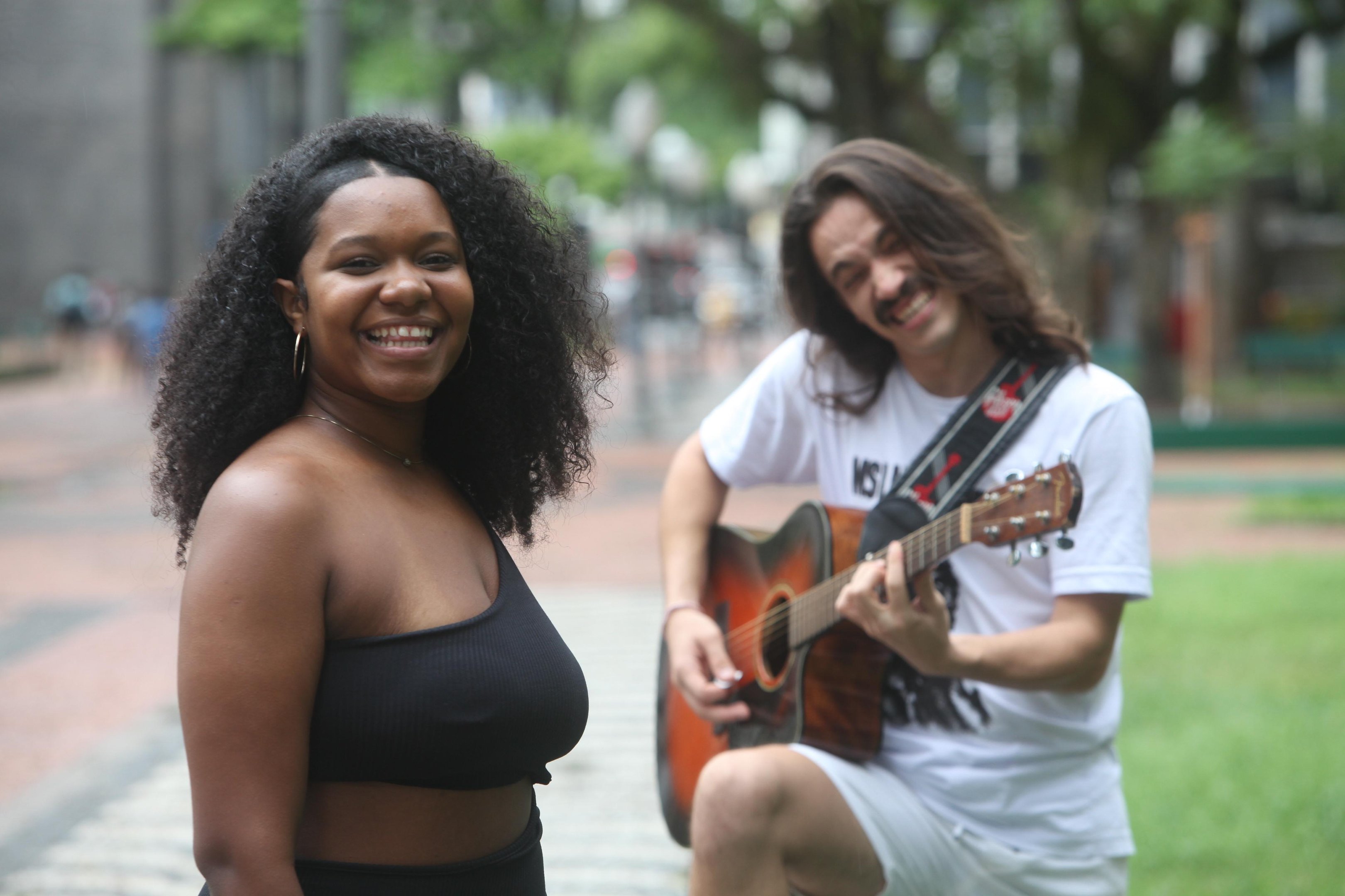 Cantora Camila Lemos e o m&uacute;sico Gabriel de Bem fazem uma parceria profissional