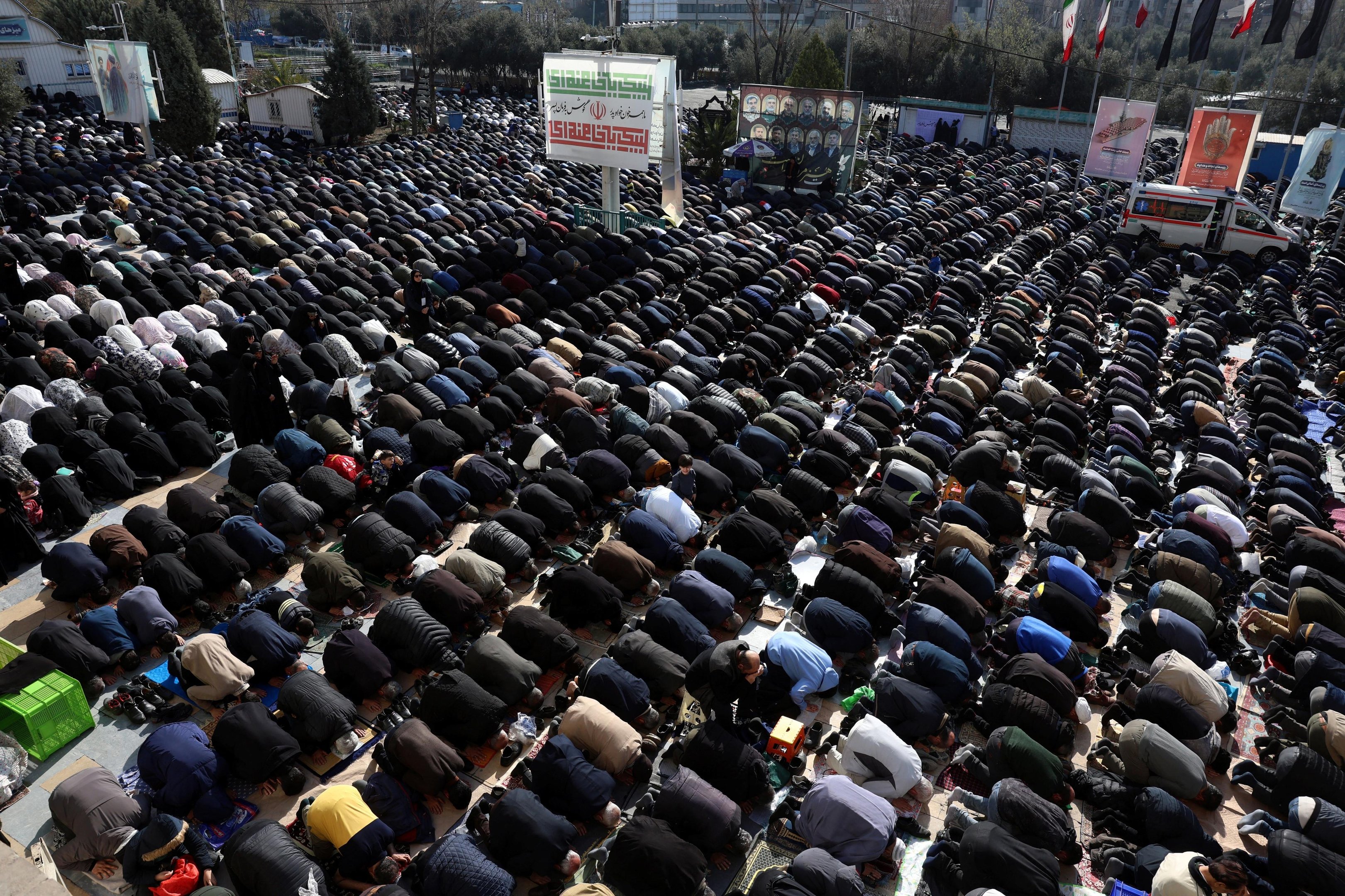 Milhares de iranianos compareceram neste s&aacute;bado &agrave;s ora&ccedil;&otilde;es que marcam o fim do jejum do Ramad&atilde;