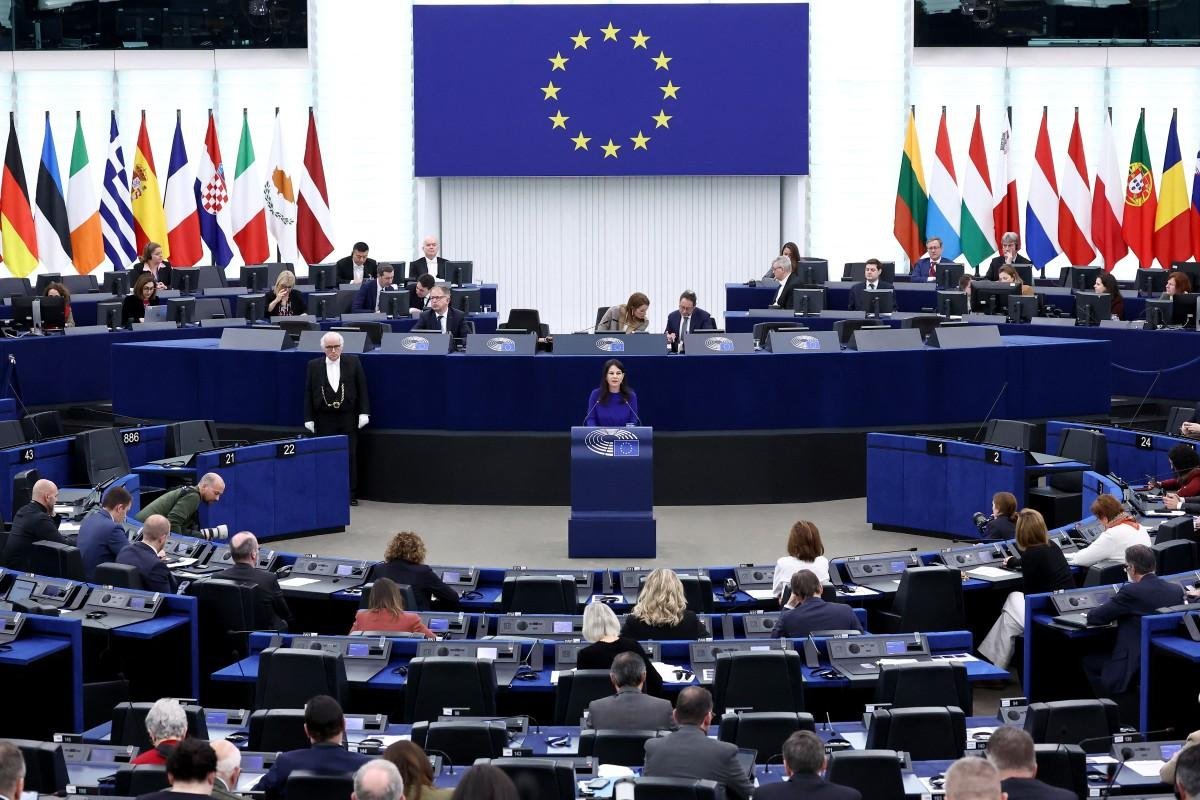 UE renova san&ccedil;&otilde;es contra Moscou, mas concorda em isentar dois oligarcas russos