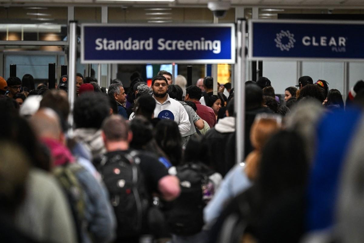 Agentes da TSA &mdash; considerados trabalhadores essenciais &mdash; seguem atuando sem remunera&ccedil;&atilde;o desde mar&ccedil;o
