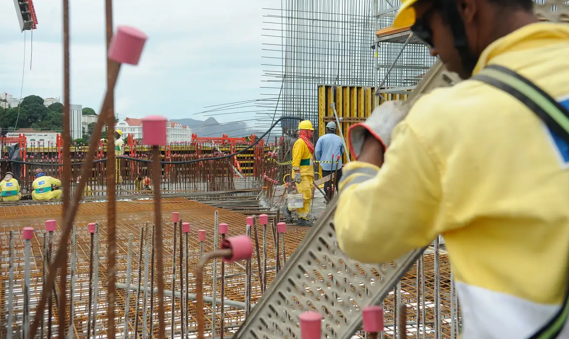 Redu&ccedil;&atilde;o da jornada pode elevar custos e consumo no in&iacute;cio, com ajuste gradual via reorganiza&ccedil;&atilde;o produtiva e novas contrata&ccedil;&otilde;es.