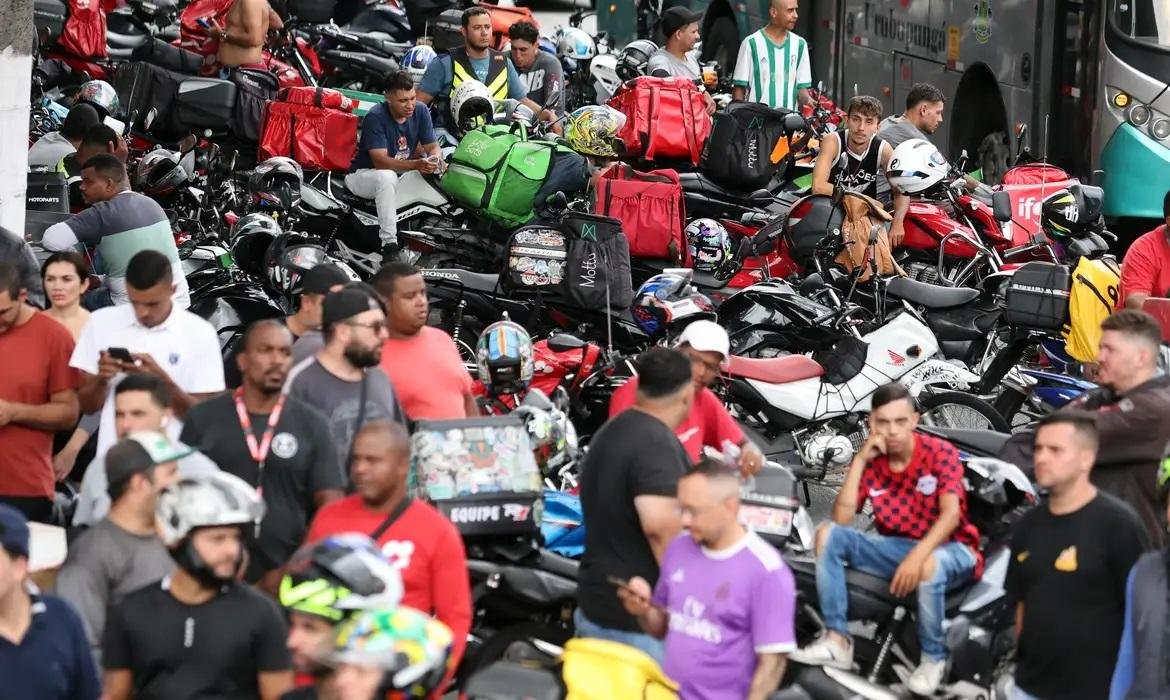 Pela proposta, as plataformas de entrega por aplicativo dever&atilde;o garantir prote&ccedil;&atilde;o aos entregadores enquanto estiverem em atividade