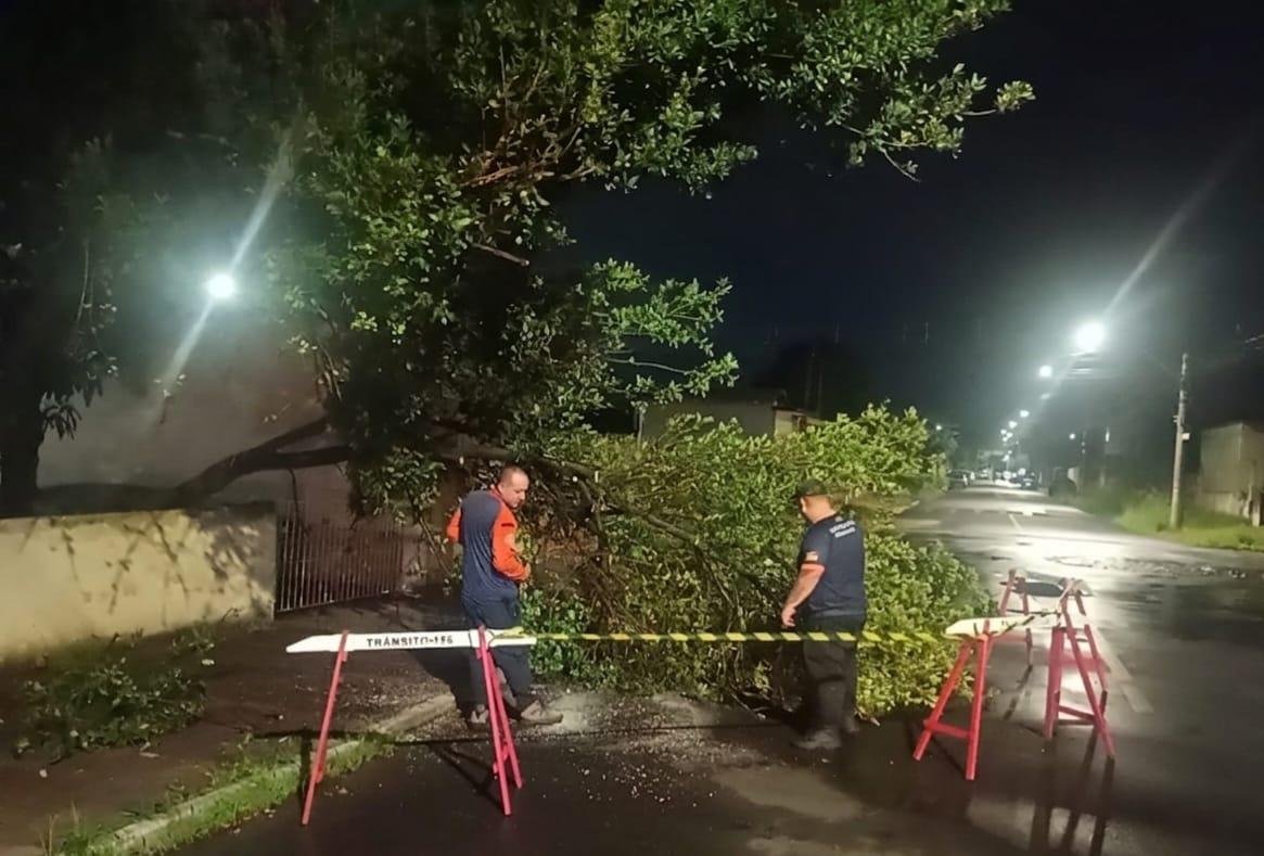 Nos bairros Centro e Niter&oacute;i os ventos chegaram a uma velocidade de 80 km/Hora