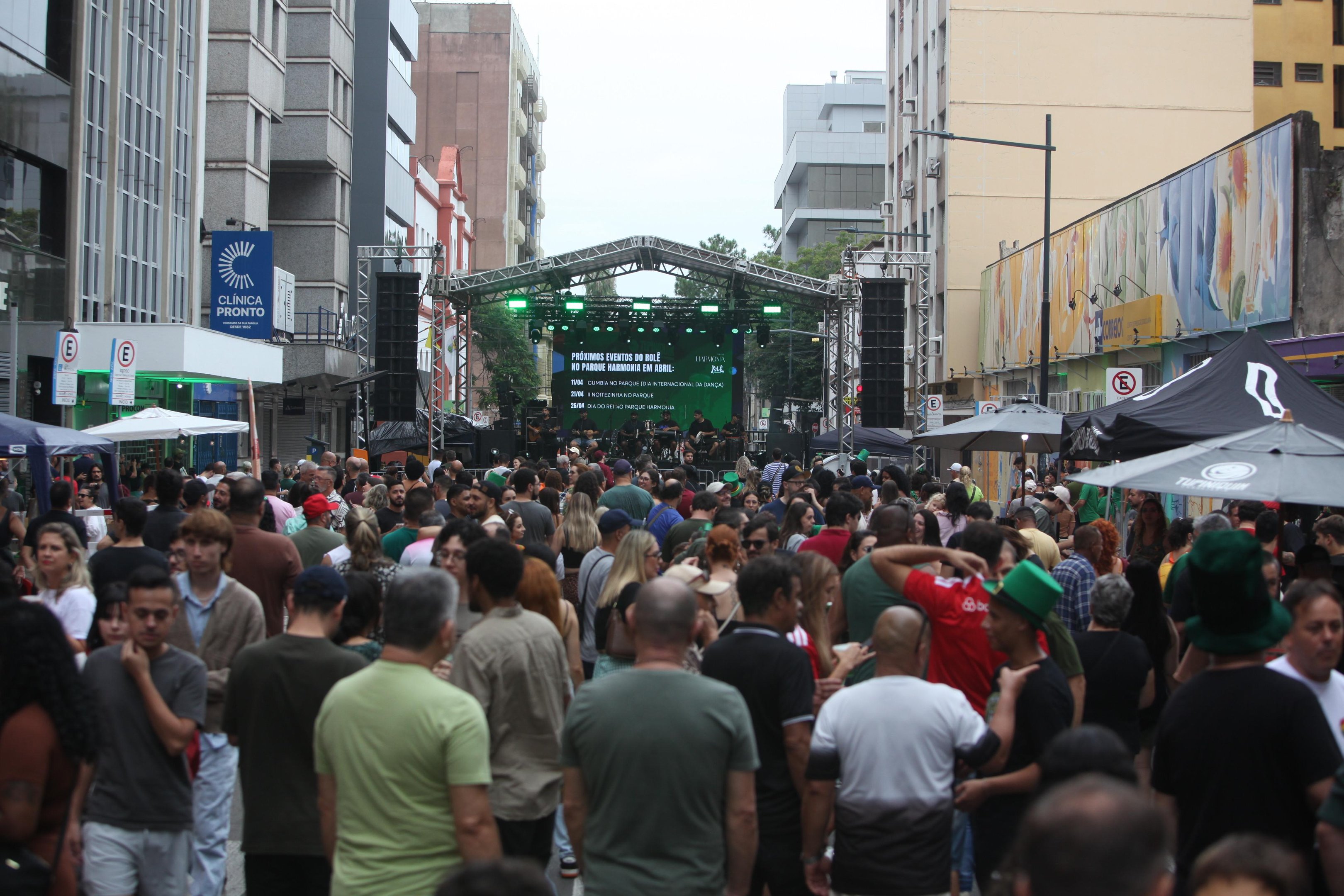 Mesmo com c&eacute;u nublado, centenas de pessoas participaram do evento
