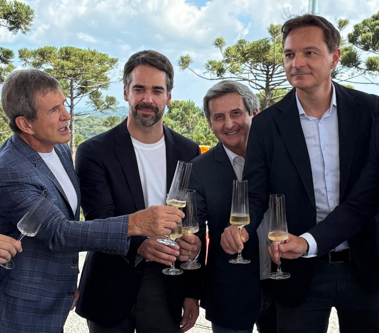 O empres&aacute;rio Dody Sirena&nbsp;brindou com Eduardo Leite, governador do RS, com Jaime Sirena&nbsp;e com St&eacute;phane Maquaire, presidente mundial do Club Med, no lan&ccedil;amento da pedra fundamental do Sirena Gramado