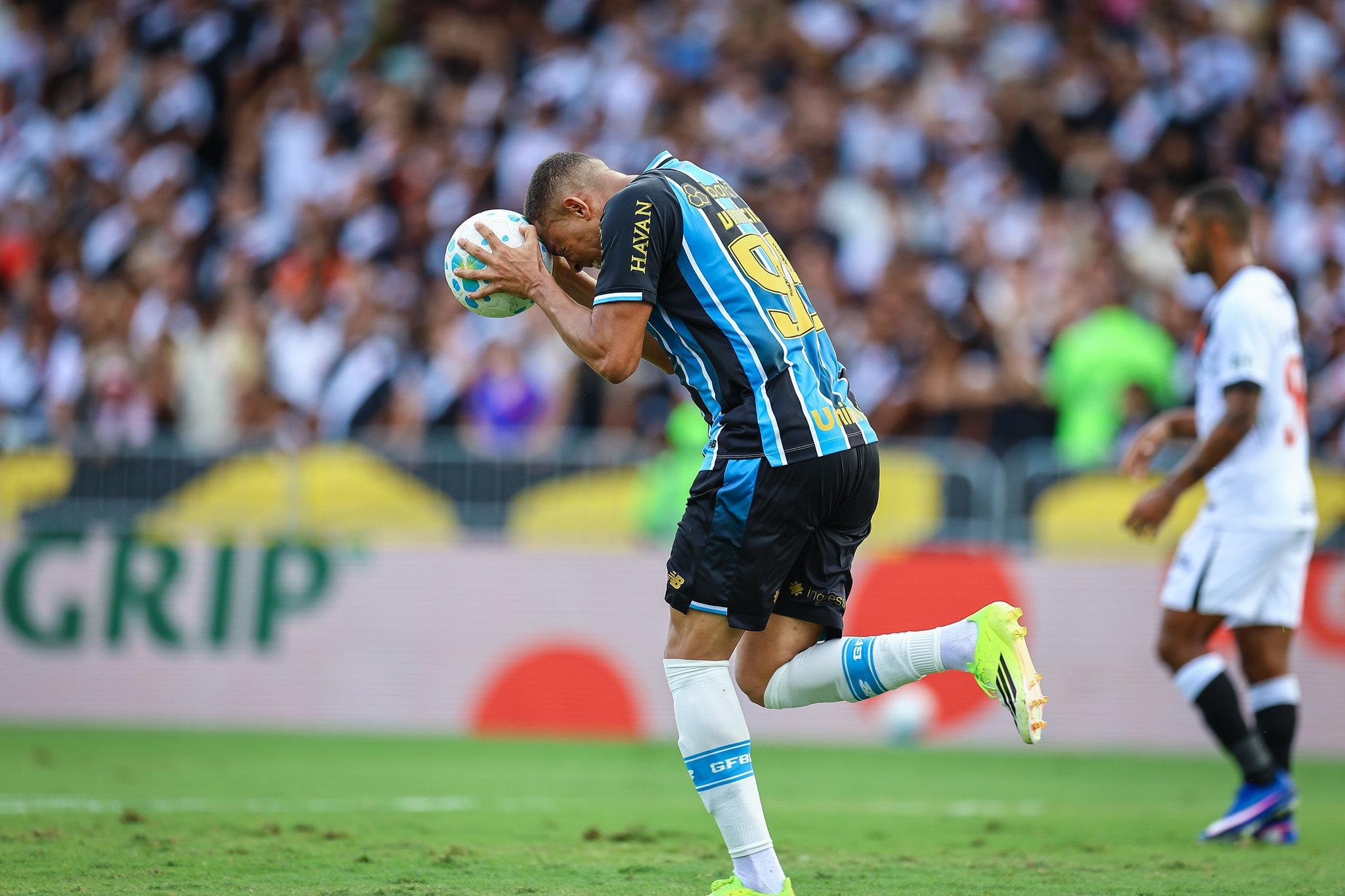 Carlos Vin&iacute;cius marcou o sexto gol no Brasileir&atilde;o