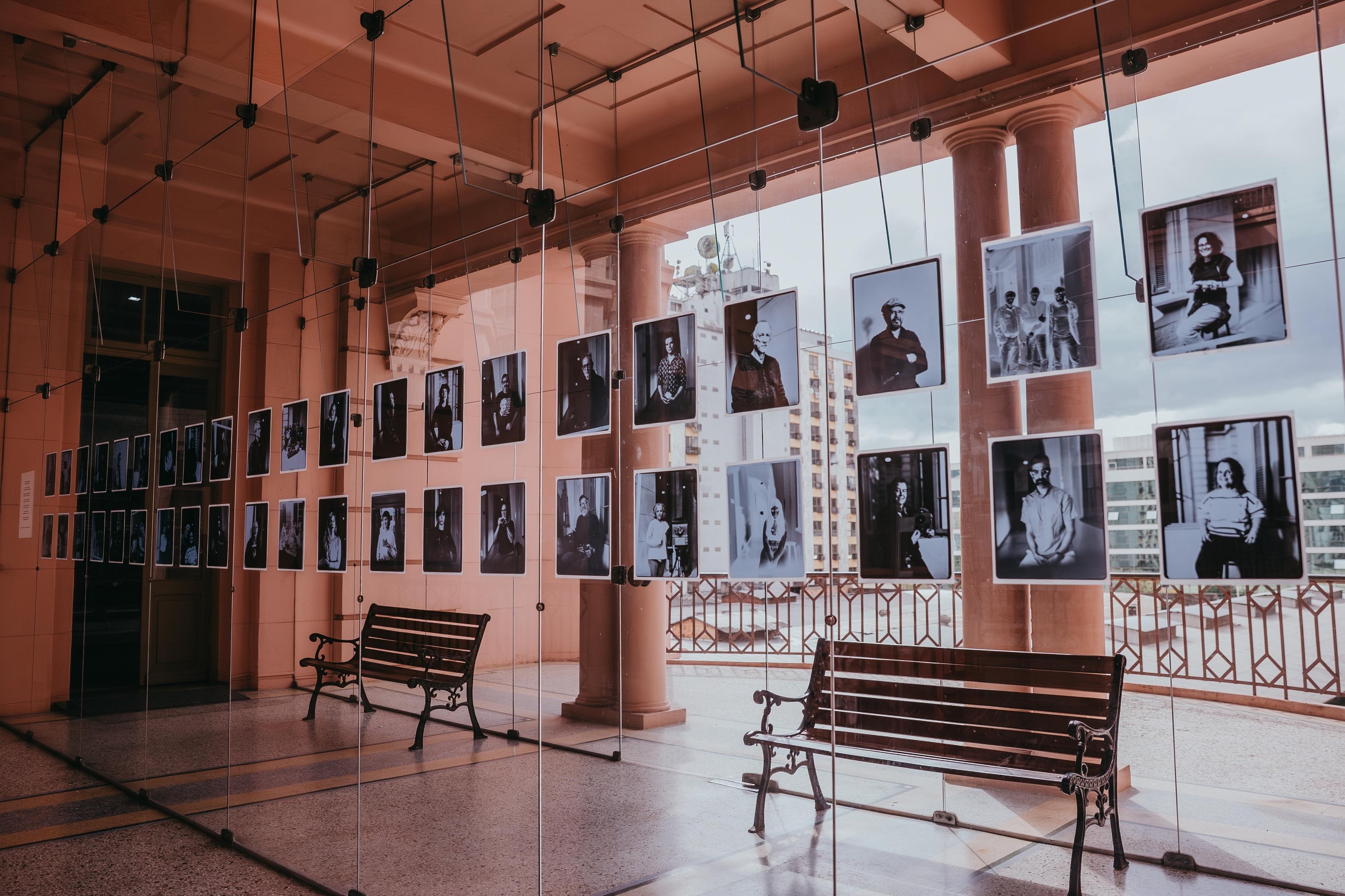 Exposi&ccedil;&atilde;o 'Retratistas Retratados' re&uacute;ne experimenta&ccedil;&otilde;es com fotografia anal&oacute;gica na CCMQ