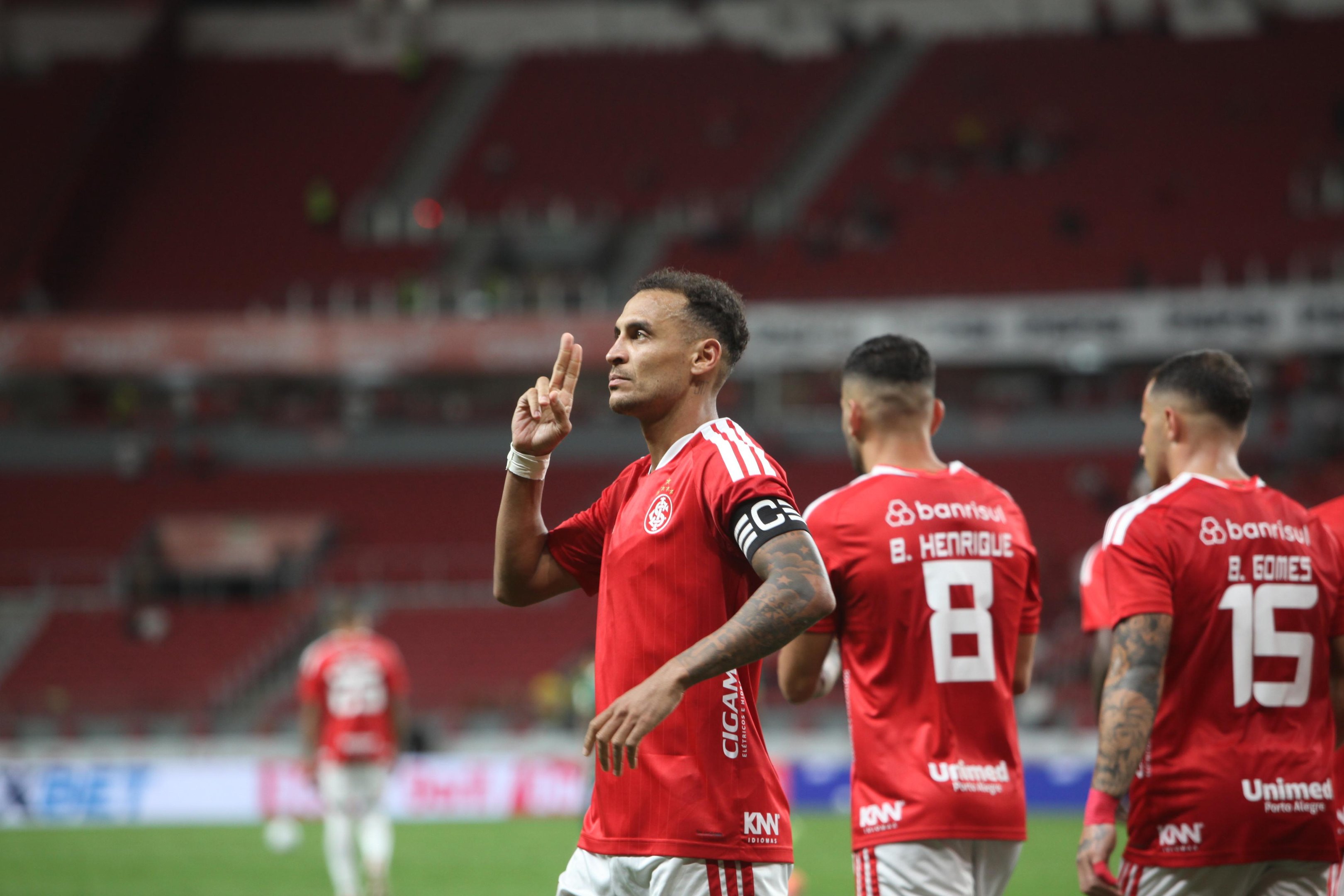 Alan Patrick marcou de p&ecirc;nalti o segundo gol colorado no Beira-Rio