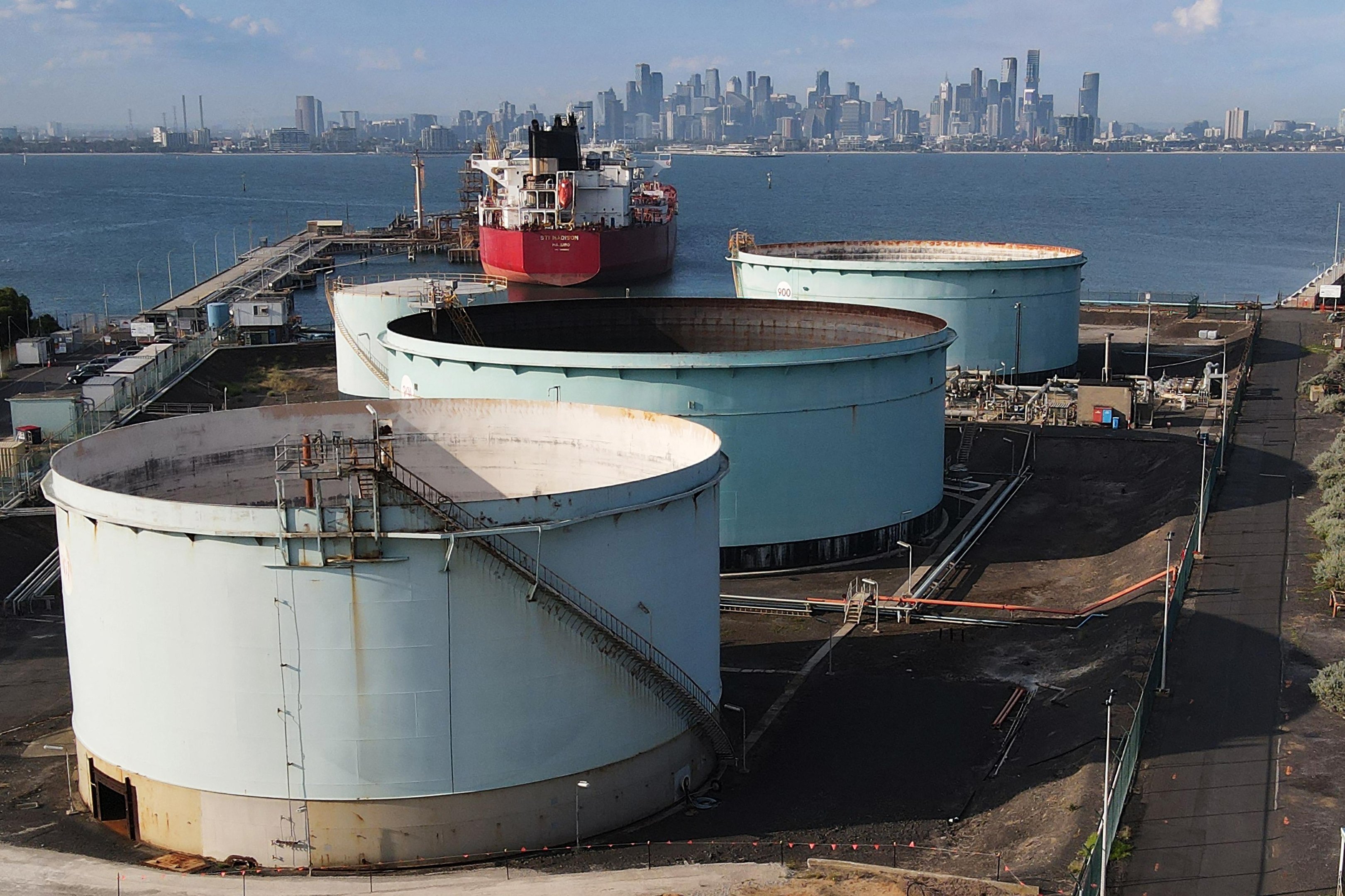 Pre&ccedil;os do petr&oacute;leo despencaram mais de 10% nesta segunda-feira