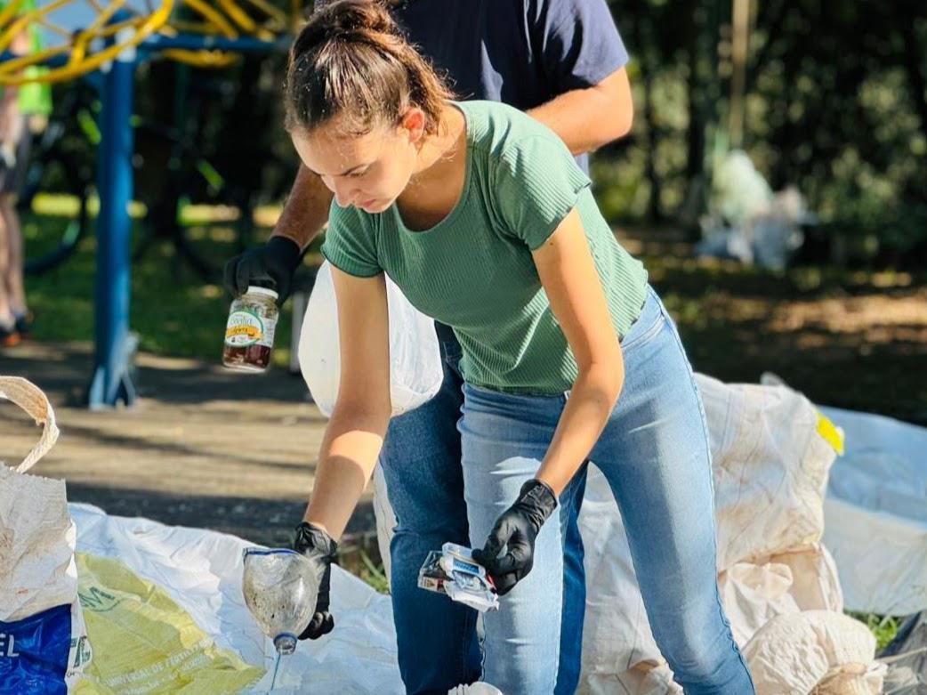 Entre os res&iacute;duos retirados do meio ambiente havia pl&aacute;sticos, metais, pneus, vidros, papel e papel&atilde;o