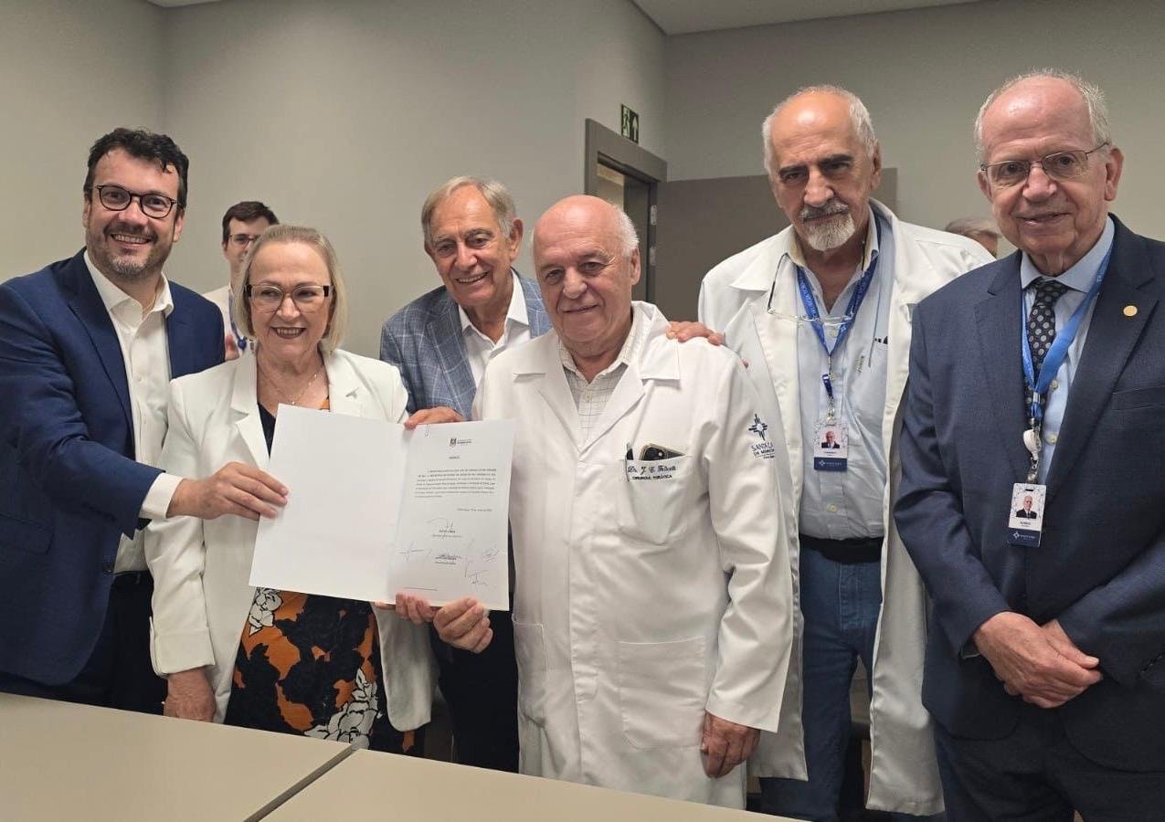 Artur Lemos, Arita Bergmann&nbsp;e Cl&aacute;udio Bier, com os m&eacute;dicos Jos&eacute; Carlos Felicetti&nbsp;e Jos&eacute; Camargo, e Alfredo Englert, provedor da Santa Casa