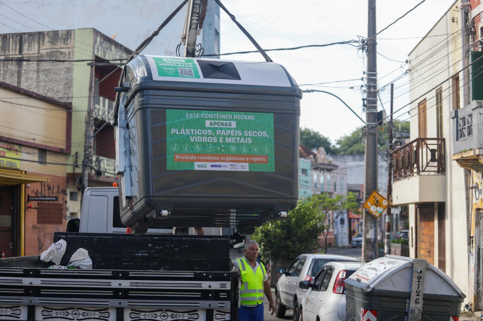 Novos cont&ecirc;ineres met&aacute;licos para coleta seletiva come&ccedil;aram a ser instalado no lugar daqueles verdes feitos com material inflam&aacute;vel