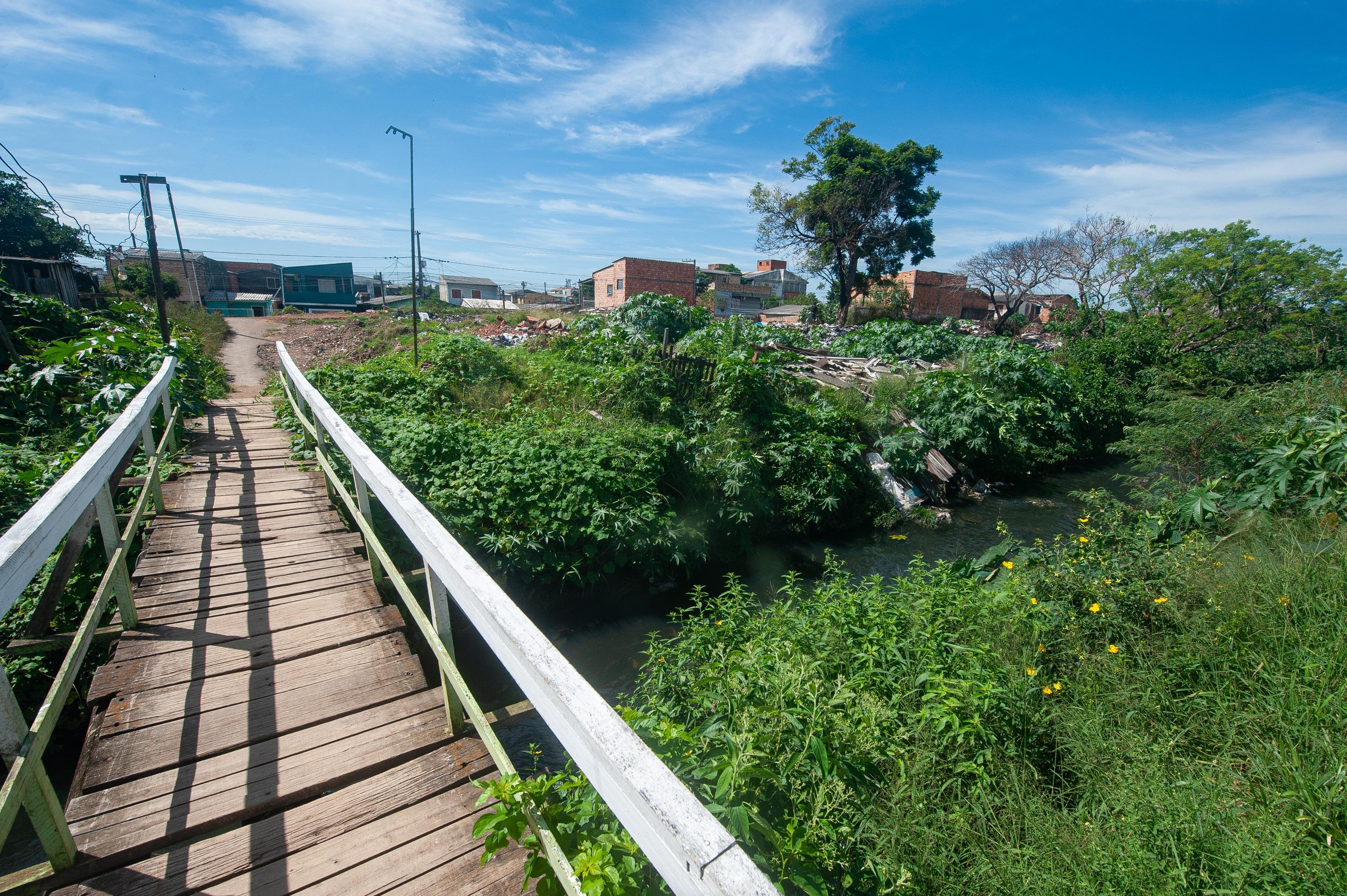 O futuro do meio ambiente e do saneamento em Porto Alegre | Val&atilde;o entre a Av. Dique e a Rua Francisco de Medeiros, no bairro Sarandi