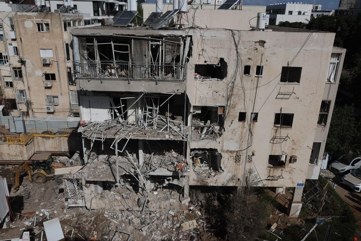 Ir&atilde; bombardeia Tel Aviv e deixa seis feridos