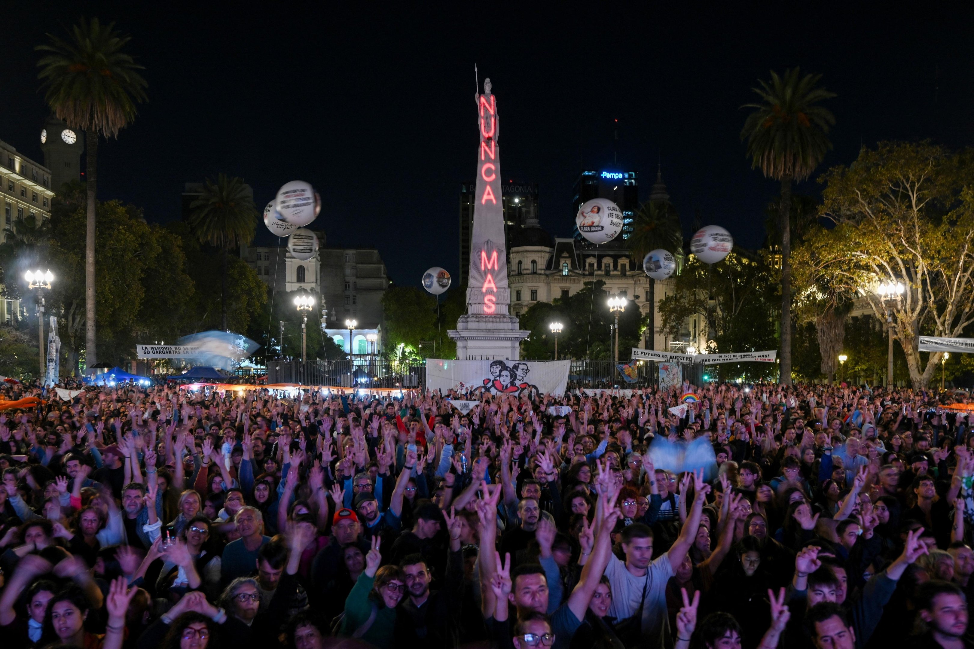 Sob o lema "Nunca Mais", grupos de direitos humanos, sindicatos e organiza&ccedil;&otilde;es sociais convocaram uma marcha em Buenos Aires