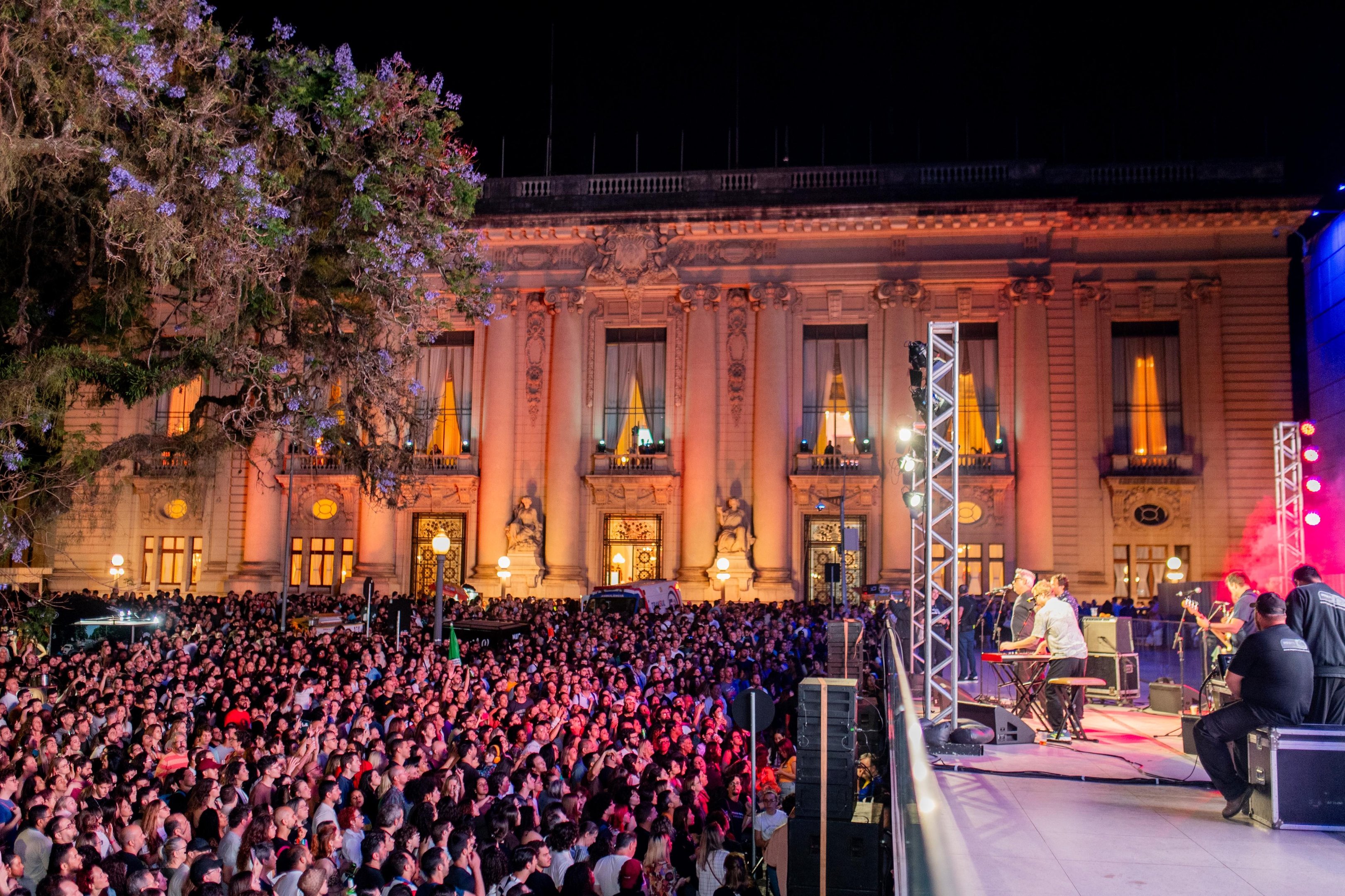 Em 2025, a iniciativa reuniu mais de 250 mil pessoas para curtir a noite cultural em Porto Alegre