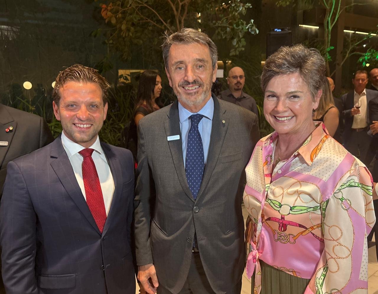 Val&eacute;rio Caruso, c&ocirc;nsul da It&aacute;lia no RS, com Alessandro Cortese, embaixador da It&aacute;lia no Brasil, e Loy Demari, na inaugura&ccedil;&atilde;o do escrit&oacute;rio da C&acirc;mara de Com&eacute;rcio Italiana no Rio Grande do Sul