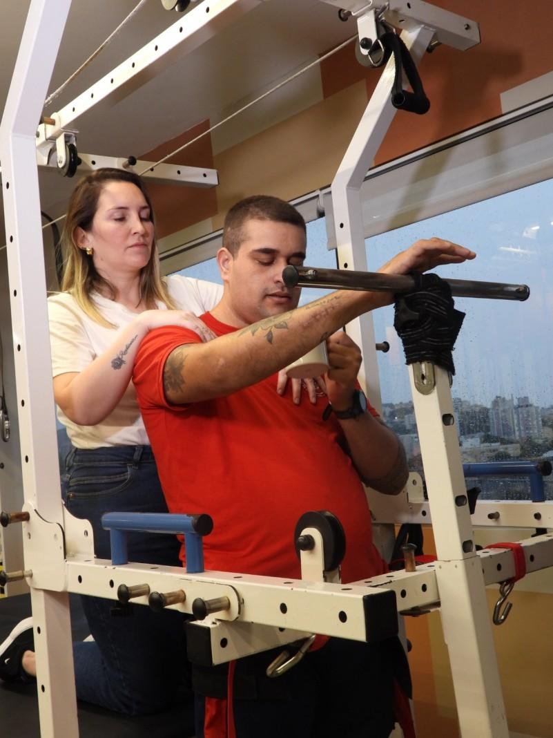 Soldado Giuliano segue rotina intensiva de reabilita&ccedil;&atilde;o, com 3 horas di&aacute;rias de fisioterapia