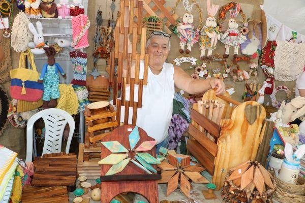 Jos&eacute; Menezes, de Vera Cruz, apresenta pe&ccedil;as feitas em madeiras como eucalipto e p&iacute;nus