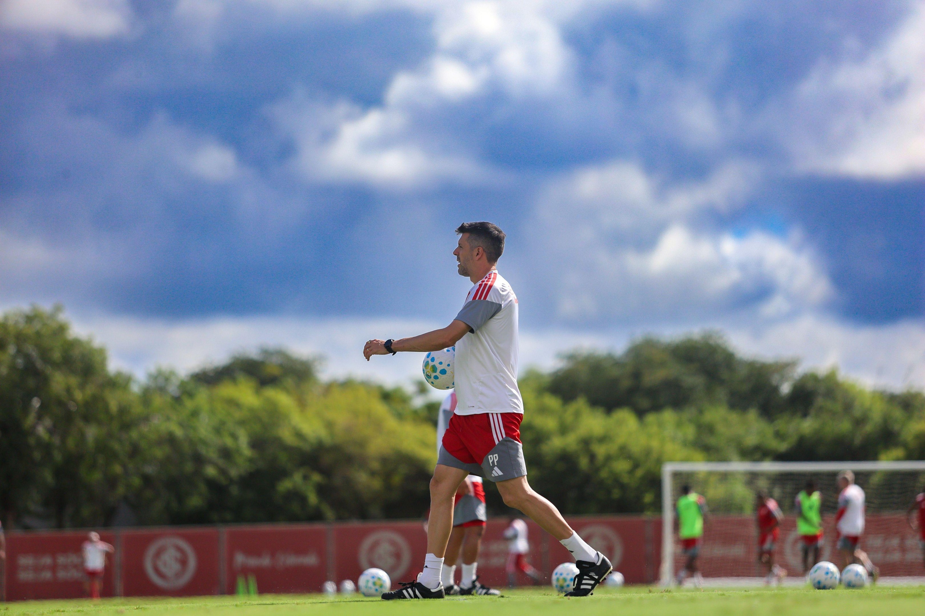 Paulo Pezzolano est&aacute; a perigo no cargo