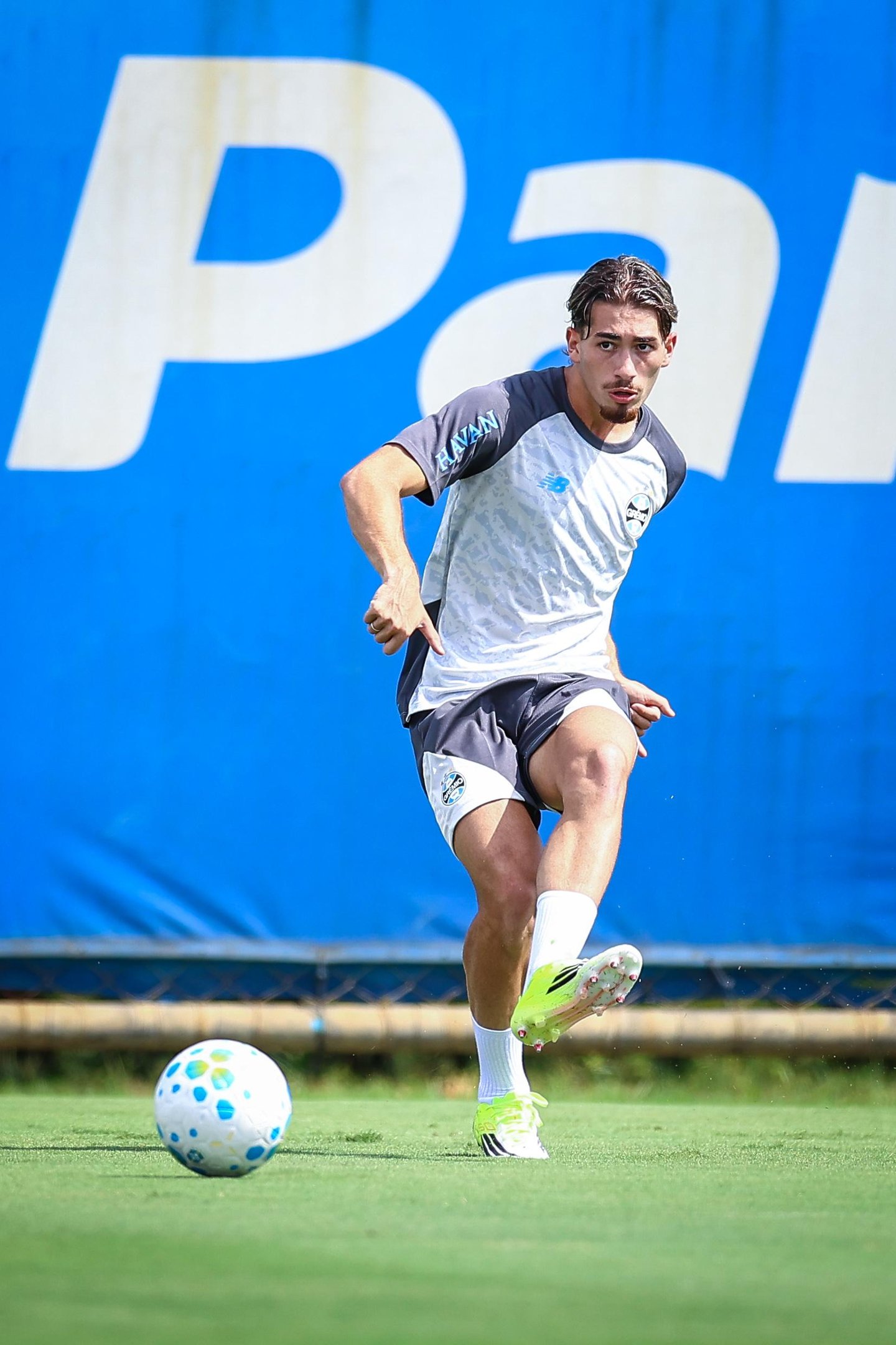 Pedro Gabriel renovou contrato com o Tricolor at&eacute; o final de 2030