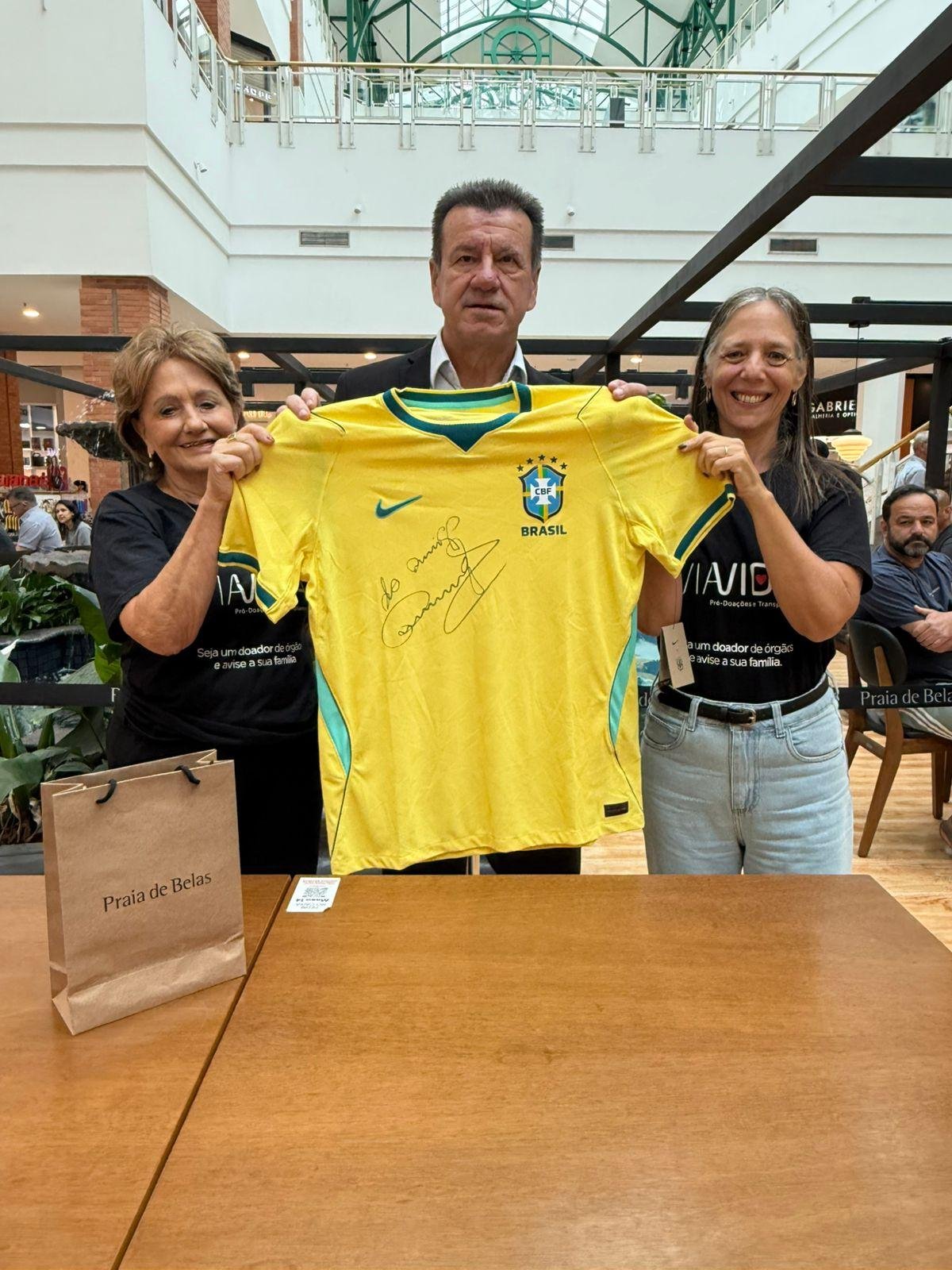 Camiseta da Sele&ccedil;&atilde;o Brasileira servir&aacute; para a ONG ViaVida arrecadar recursos para apoiar pacientes transplantados e refor&ccedil;ar o projeto Pousada Solidariedade