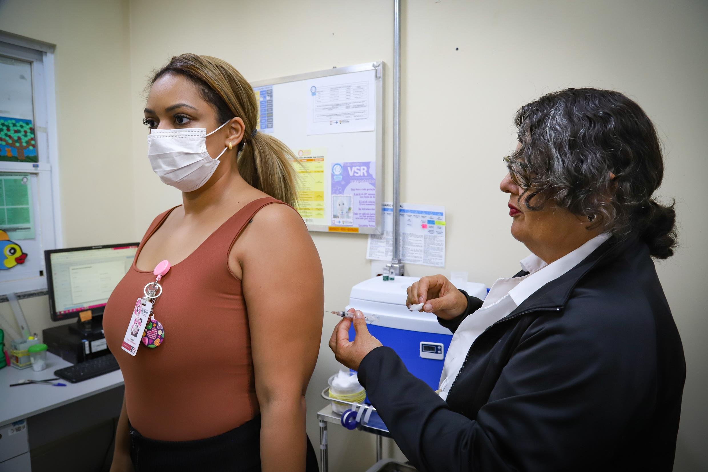 Imunizante estar&aacute; dispon&iacute;vel para pessoas com 60 anos ou mais, crian&ccedil;as de seis meses a&nbsp;6 anos, gestantes e pu&eacute;rperas, ind&iacute;genas e quilombolas, pessoas em situa&ccedil;&atilde;o de rua, al&eacute;m de outros trabalhadores