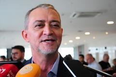 Edegar Pretto durante painel com pr&eacute;-candidatos ao governo, na Fecom&eacute;rcio