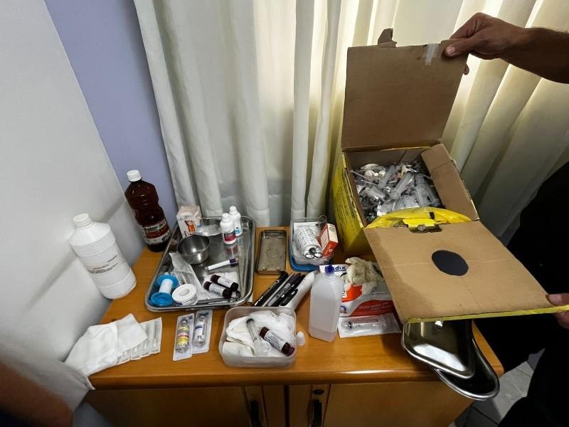 Foram encontrados produtos utilizados para preenchimento cut&acirc;neo sem identifica&ccedil;&atilde;o e com ind&iacute;cios de falsifica&ccedil;&atilde;o.