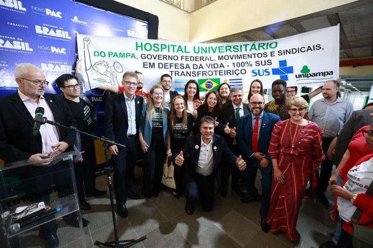 A equipe conheceu os Laborat&oacute;rios de Opera&ccedil;&otilde;es Unit&aacute;rias e de An&aacute;lises Qu&iacute;micas, Ambientais e Toxicol&oacute;gicas e teve contato com a comunidade acad&ecirc;mica
