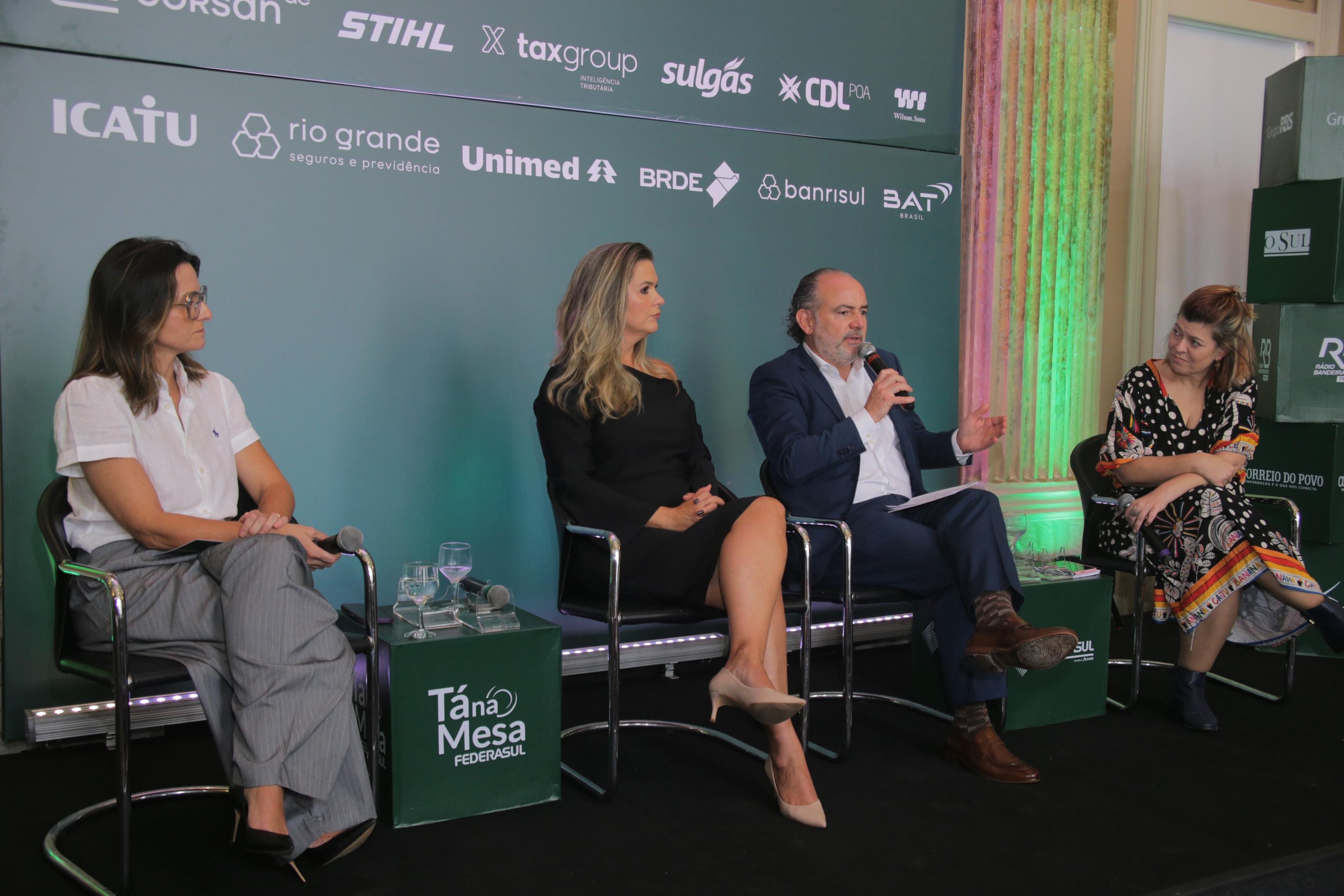 T&aacute; na Mesa desta quarta-feira contou com a participa&ccedil;&atilde;o da ex-presidente da Federasul, Simone Leite (esq.), da promotora de Justi&ccedil;a Luciana Casarotto, do presidente da Federasul, Rodrigo Sousa Costa, e da presidente do Conselho Estadual dos Direitos da Mulher Nat&aacute;lia Fetter