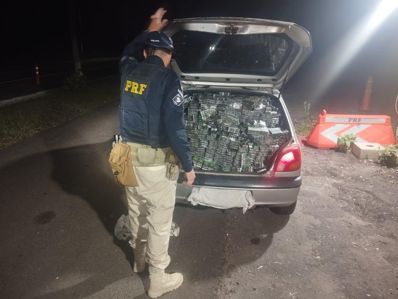 Ve&iacute;culo Fiesta com placas de Esteio, conduzido por um homem de 29 anos, estava lotado de cigarros contrabandeados