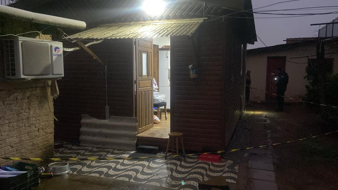 Rapaz e companheiro foram baleados dentro de casa na zona Sul de Porto Alegre