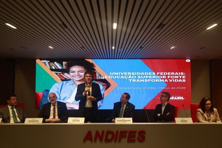 Ministro Camilo (C) assegurou verba adicional ao or&ccedil;amento