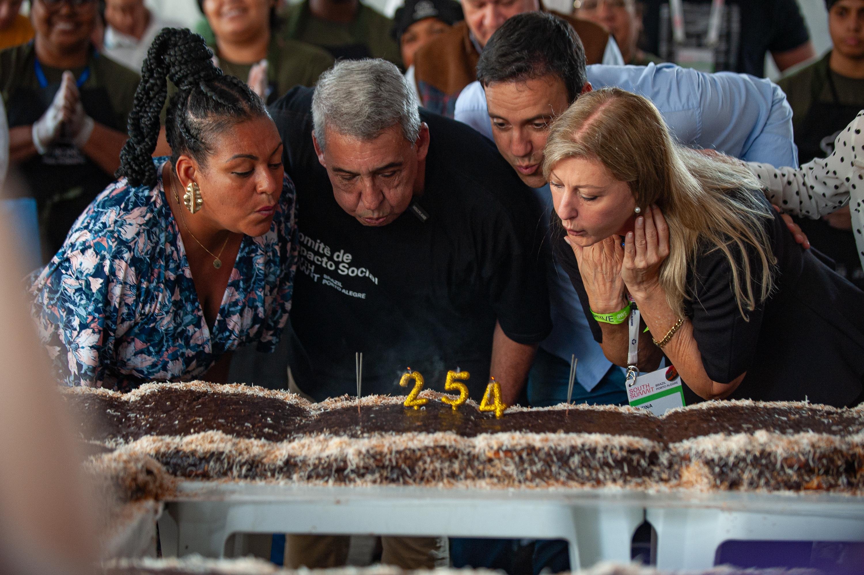 O anivers&aacute;rio dos 254 anos de Porto Alegre &eacute; celebrado com um bolo gigante de mil fatias distribu&iacute;das em frente ao Mercado P&uacute;blico