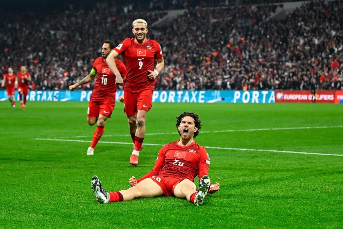 Kadioglu marcou o gol que mant&eacute;m a Turquia na repescagem