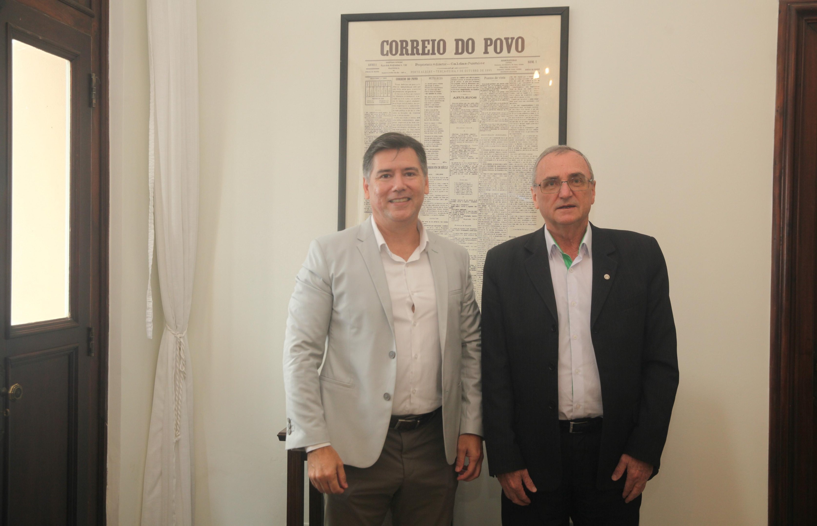 Jeferson Machado (esq.) e Alcides Brugnera (dir.) em visita ao Correio do Povo