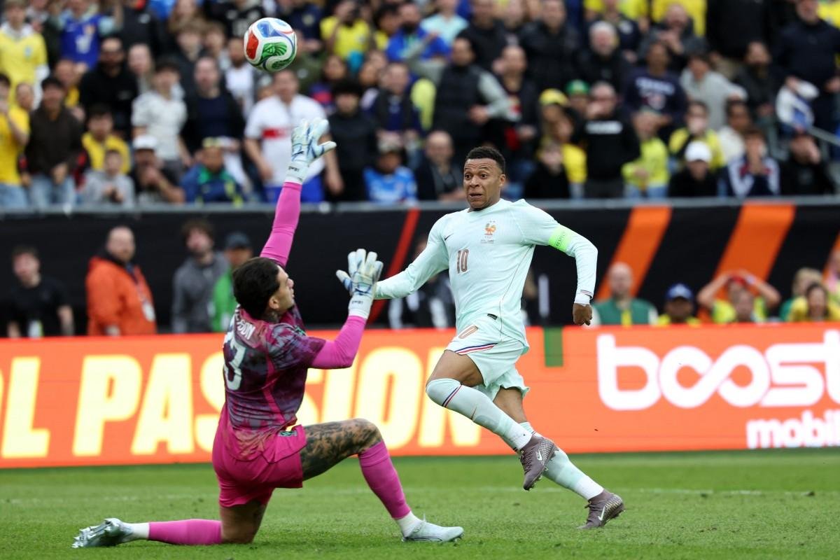 Mbapp&eacute; marcou o primeiro gol da Fran&ccedil;a contra o Brasil durante amistoso em  mar&ccedil;o deste ano 