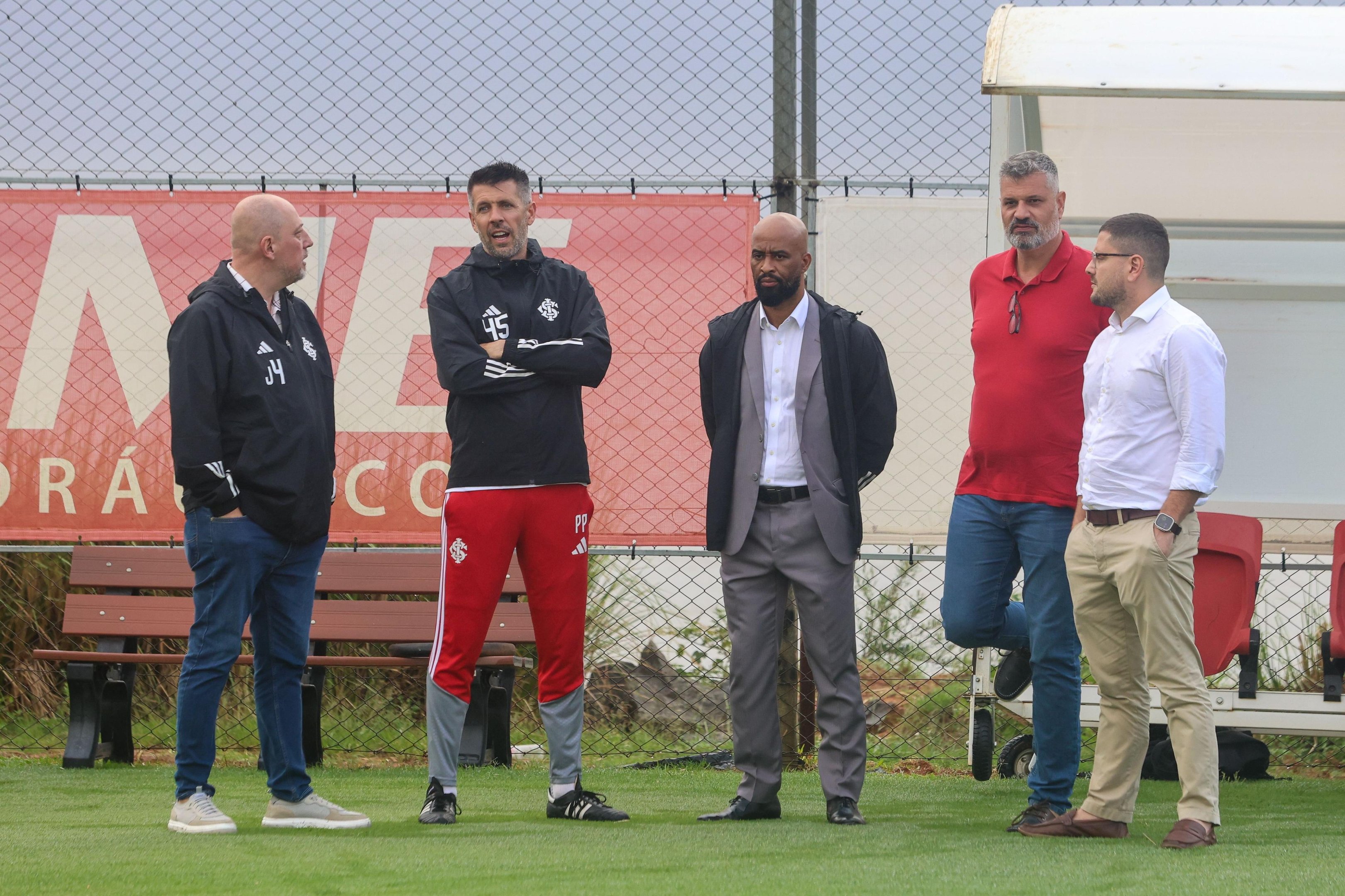 Dirigentes conversam com o t&eacute;cnico Paulo Pezzolano em treino do Inter