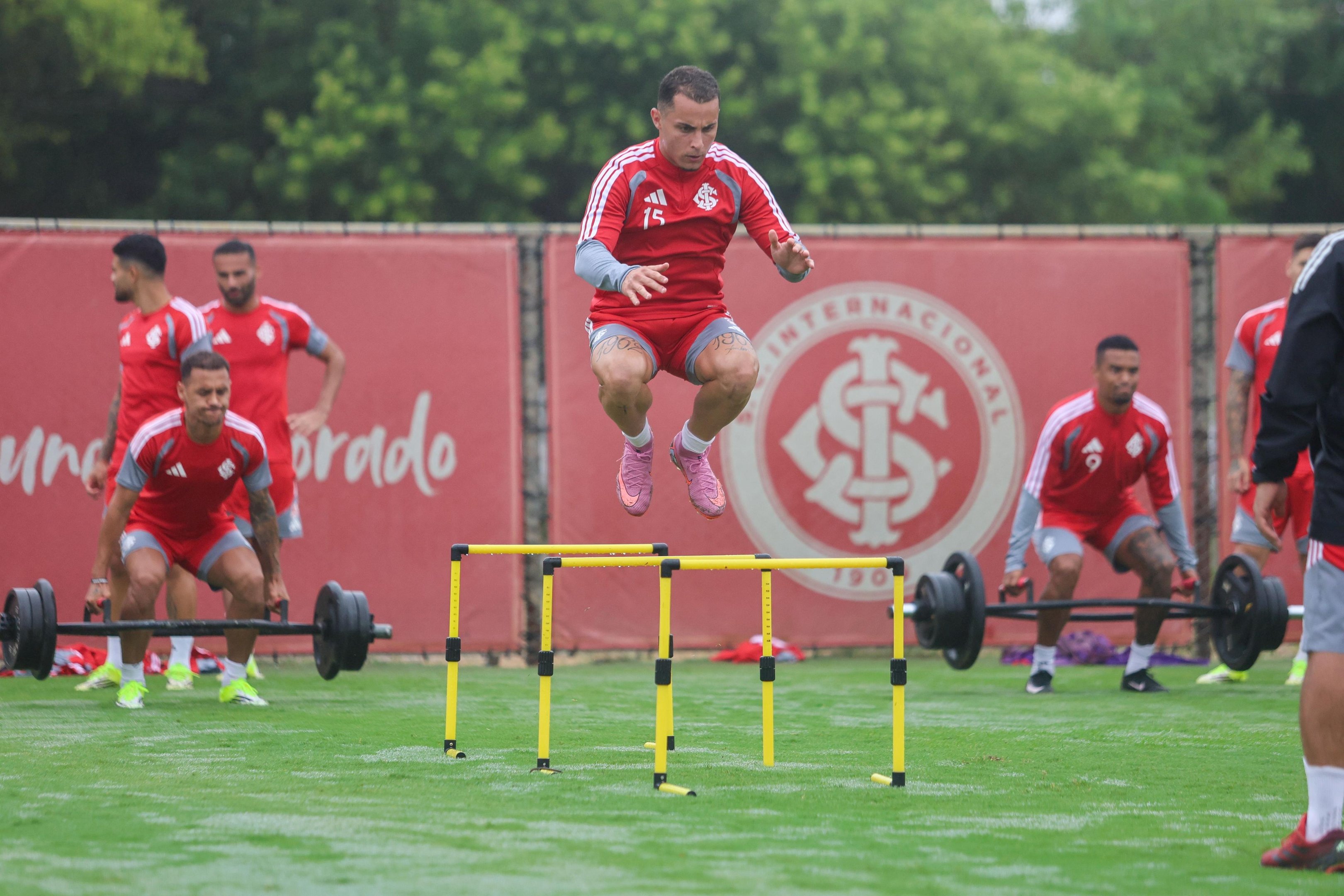 Grupo colorado fez o segundo treino da semana nesta quinta-feira no CT Parque Gigante